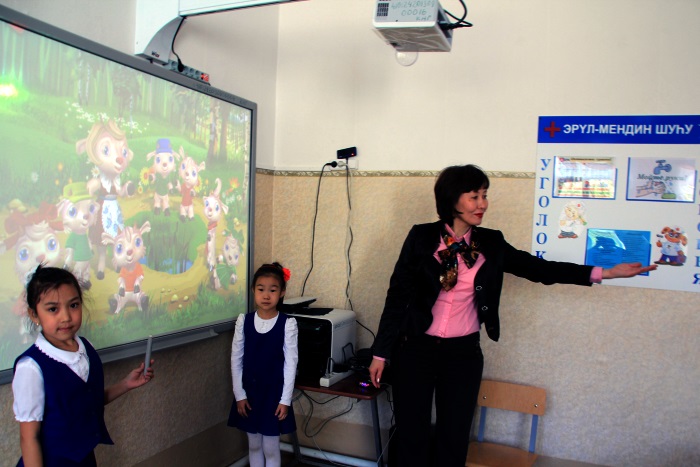 Антонова Алла Васильевна с учащимися 1 г класса на уроке музыки